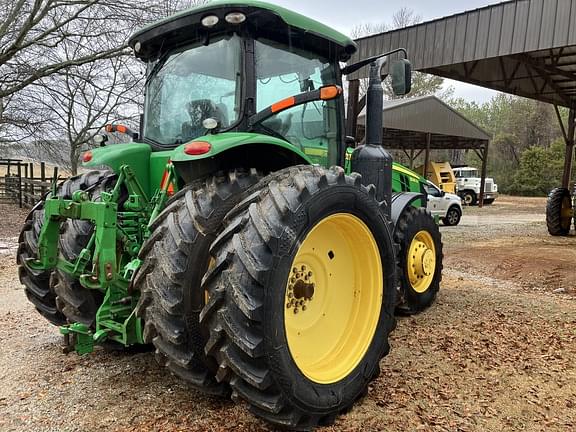 Image of John Deere 8235R equipment image 3