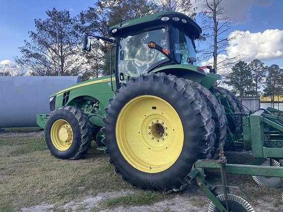 Image of John Deere 8235R equipment image 2