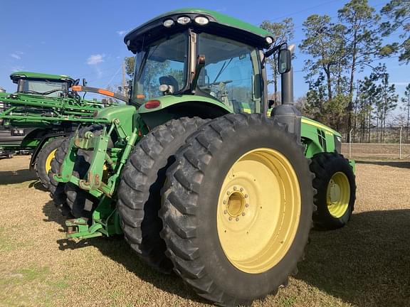 Image of John Deere 8235R equipment image 3