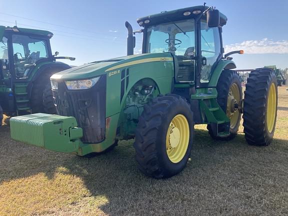 Image of John Deere 8235R equipment image 4