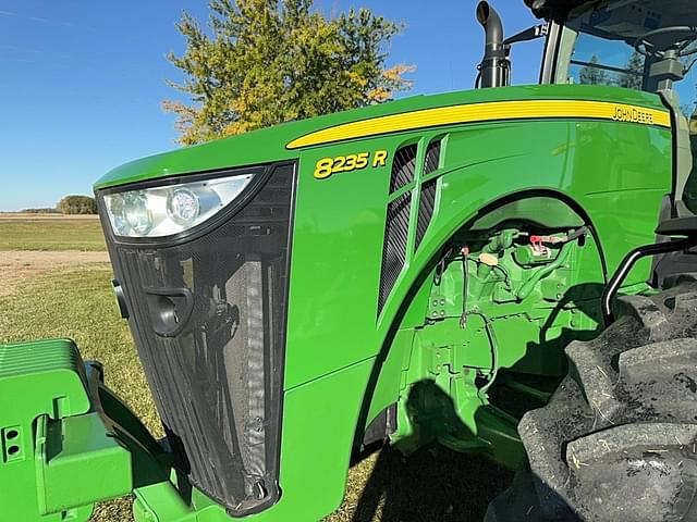 Image of John Deere 8235R equipment image 2