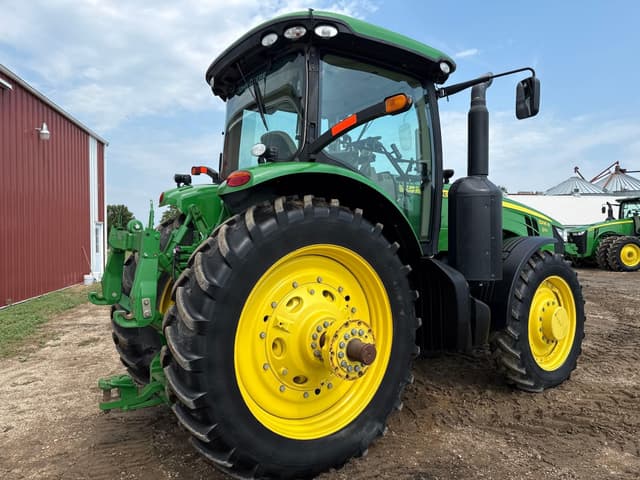 Image of John Deere 8235R equipment image 3