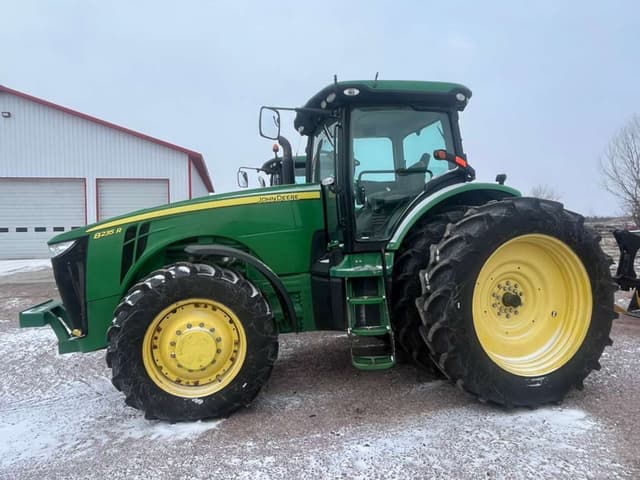Image of John Deere 8235R equipment image 2