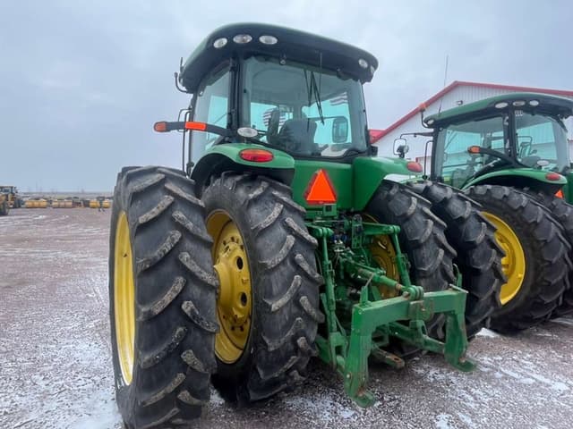 Image of John Deere 8235R equipment image 4