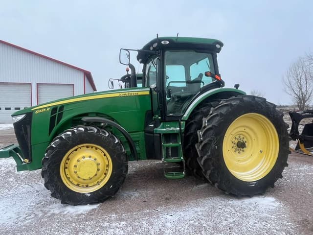 Image of John Deere 8235R equipment image 1