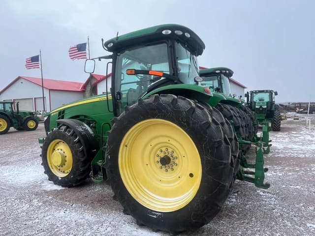Image of John Deere 8235R equipment image 3