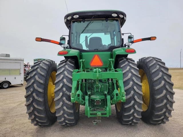 Image of John Deere 8235R equipment image 4