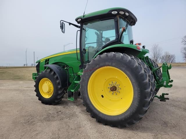 Image of John Deere 8235R equipment image 2