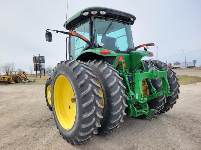 Image of John Deere 8235R equipment image 3