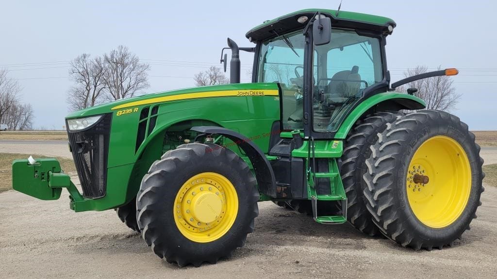 2013 John Deere 8235R Equipment Image0