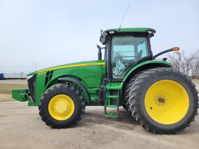 Image of John Deere 8235R equipment image 1