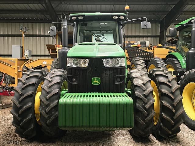 Image of John Deere 8235R equipment image 1