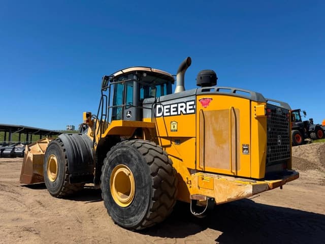 Image of John Deere 824K equipment image 2