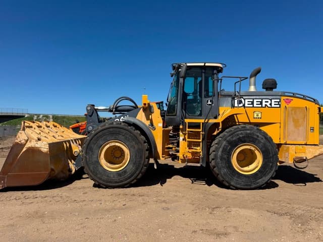 Image of John Deere 824K equipment image 1