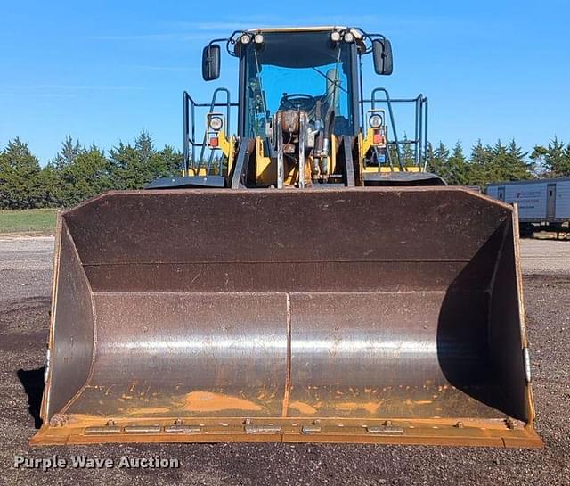 Image of John Deere 824K equipment image 1