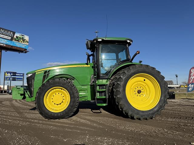 Image of John Deere 8260R equipment image 2