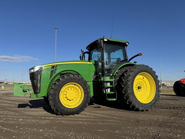 Image of John Deere 8260R equipment image 1