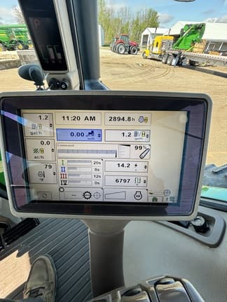 Image of John Deere 8260R equipment image 4