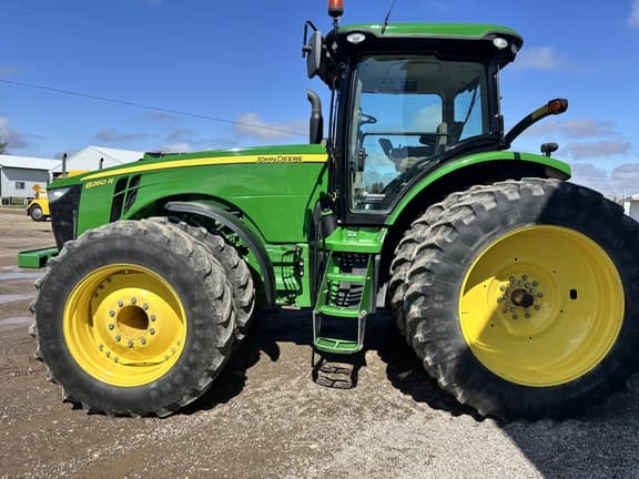 Image of John Deere 8260R equipment image 2