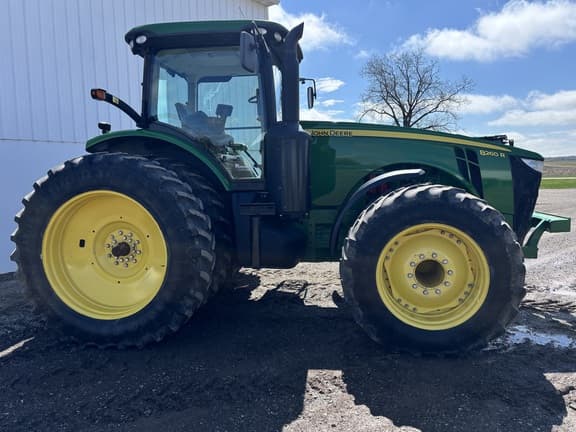 Image of John Deere 8260R equipment image 1