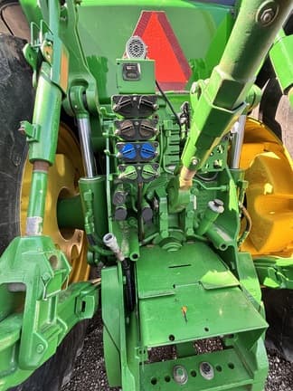 Image of John Deere 8260R equipment image 2