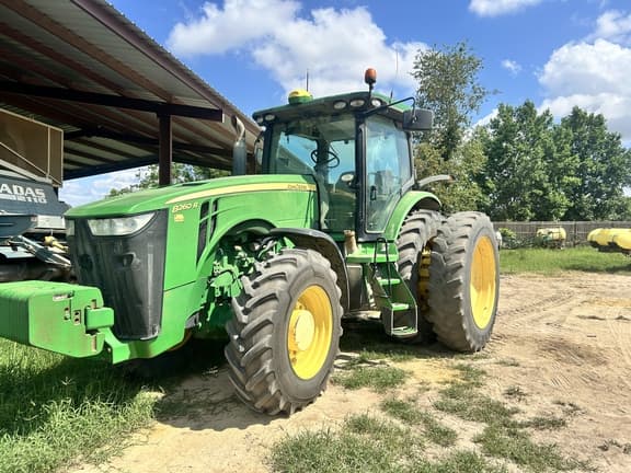 Image of John Deere 8260R equipment image 1