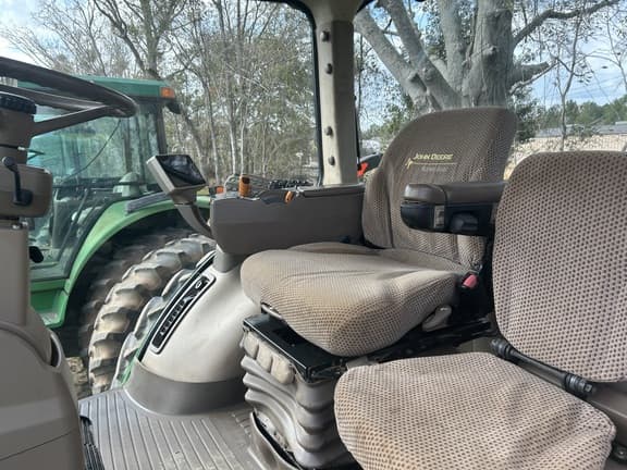 Image of John Deere 8260R equipment image 2