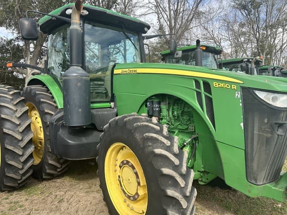 Image of John Deere 8260R equipment image 1