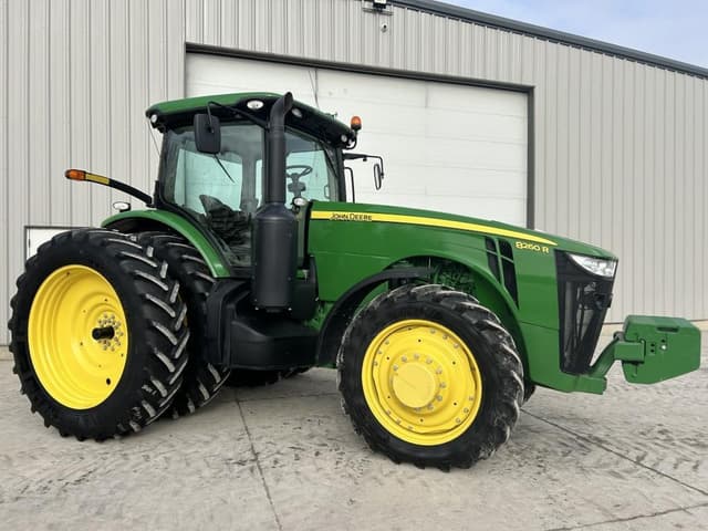 Image of John Deere 8260R equipment image 1