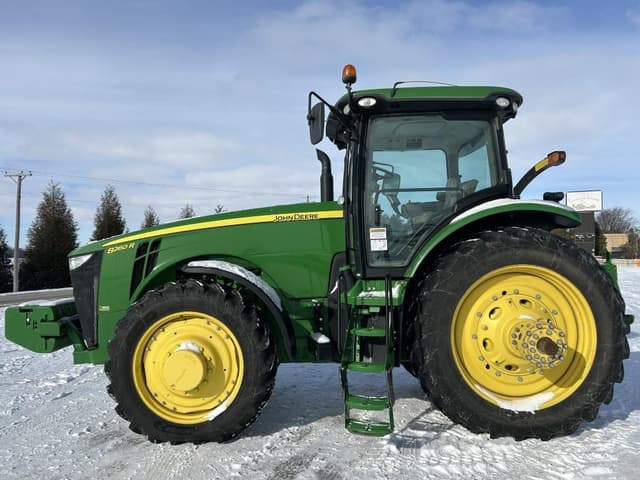 Image of John Deere 8260R equipment image 1
