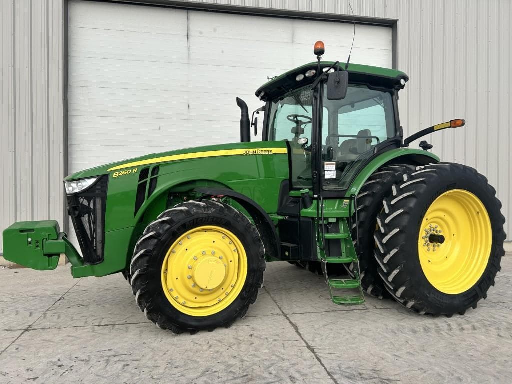 Image of John Deere 8260R Primary image