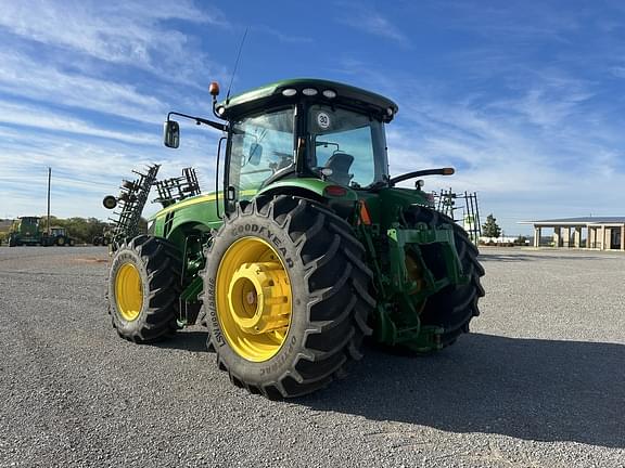 Image of John Deere 8260R equipment image 2