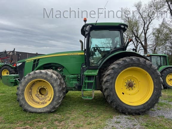 Image of John Deere 8260R equipment image 1