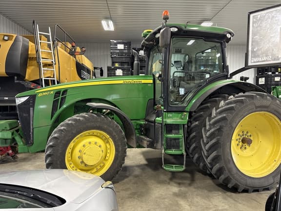 Image of John Deere 8260R equipment image 1