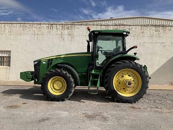 Image of John Deere 8260R Primary image