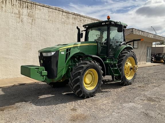 Image of John Deere 8260R equipment image 1