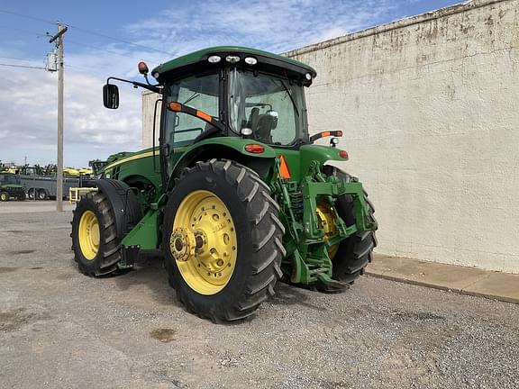 Image of John Deere 8260R equipment image 2