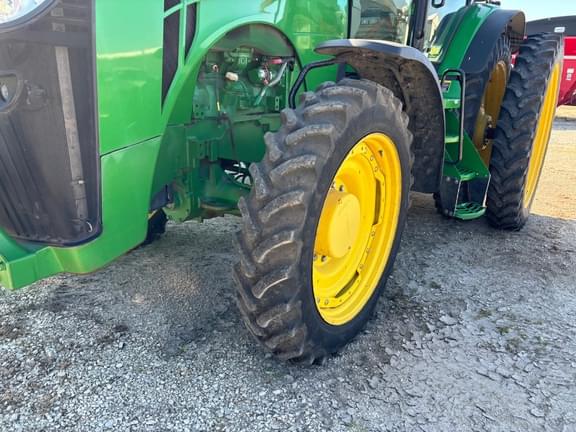 Image of John Deere 8260R equipment image 1