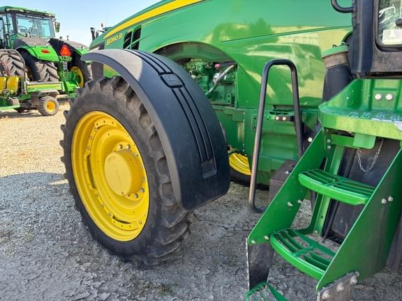 Image of John Deere 8260R equipment image 2