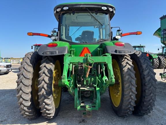Image of John Deere 8260R equipment image 4