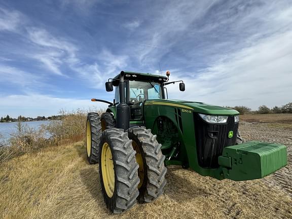 Image of John Deere 8260R equipment image 2