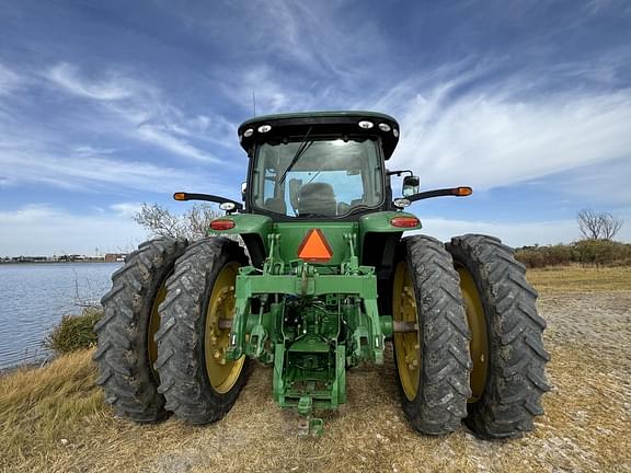 Image of John Deere 8260R equipment image 4