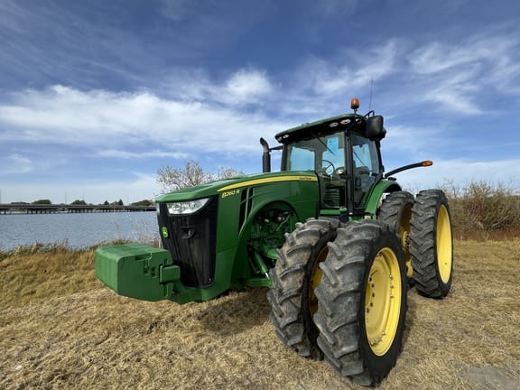 Main image John Deere 8260R