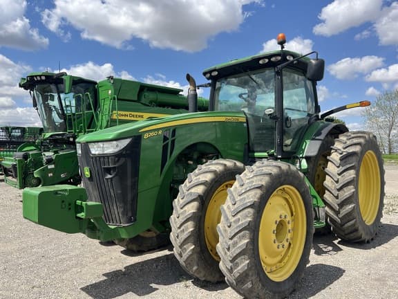Image of John Deere 8260R equipment image 1