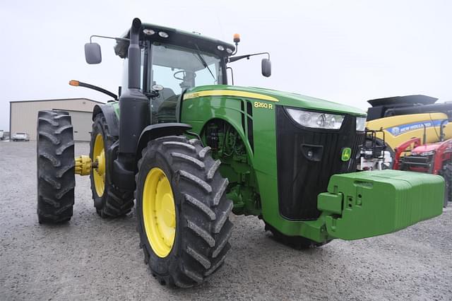 Image of John Deere 8260R equipment image 1