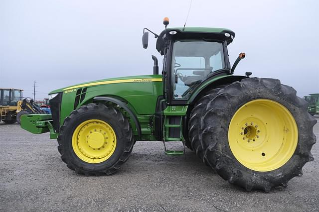 Image of John Deere 8260R equipment image 2