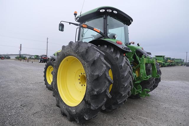 Image of John Deere 8260R equipment image 4