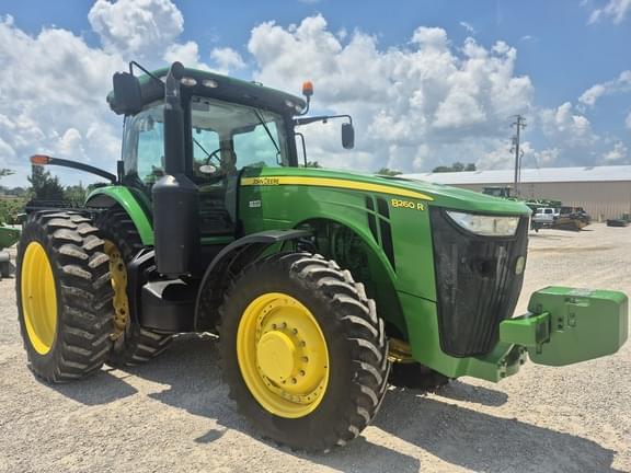 Image of John Deere 8260R equipment image 1