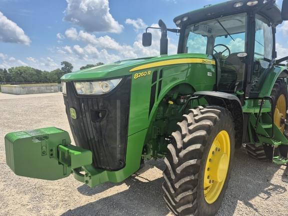 Image of John Deere 8260R equipment image 4
