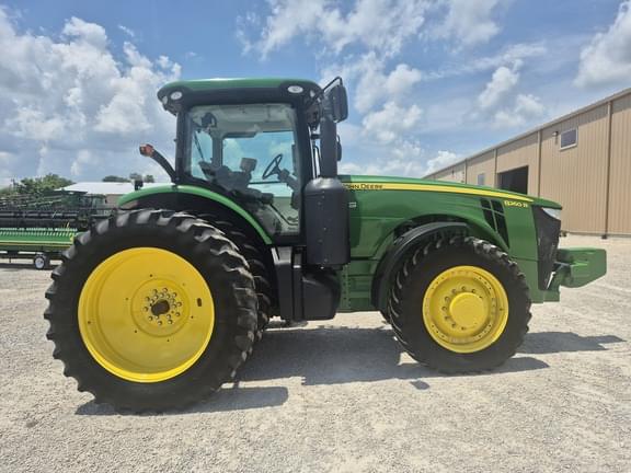 Image of John Deere 8260R equipment image 2